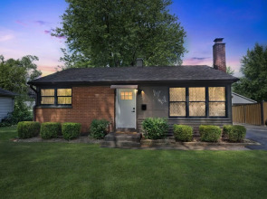 Modern Luxury Amenities Near Woodfield Mall 2 Bedroom Home by RedAwning