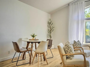 Close to Parks & Brews: Sunny Grants Pass Apt!