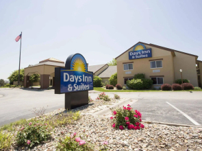 Days Inn & Suites by Wyndham Omaha NE
