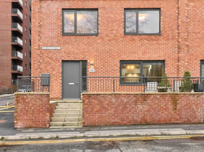 Host Stay Chic Townhouse by the Docks