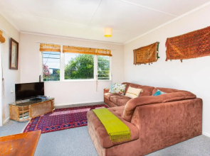 Lorenzen Bay Bungalow - Raglan Holiday Home