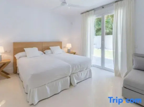 Spectacular Villa with private pool and garden. El Noruego