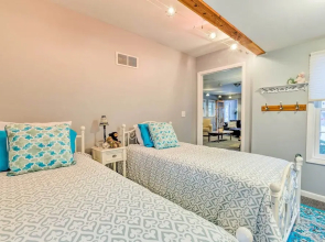 Elegant Stone Cottage: Steps to Crystal Lake Beach