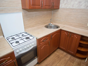 По суткам 33 на улице Горького 77