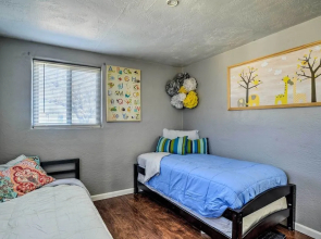 Vibrant ABQ Adobe Den: Mtn Views, Walk to Park!