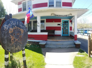 Bon Paul & Sharky's Youth Hostel