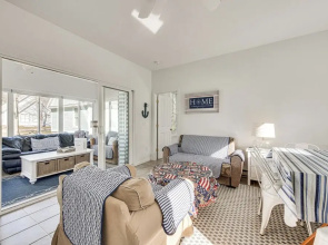 Cozy Wells Cottage w/ Pool Access: 1 Mi to Beach!