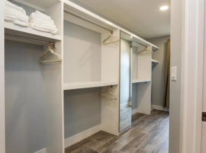 CONTEMPORARY FARMHOUSE I Central I w LARGE Double Garage I Fast WiFi!