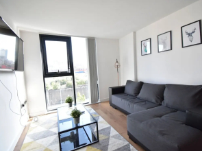 Contemporary Apartment in Sheffield near River