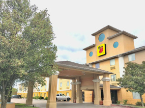 Super 8 by Wyndham Temple I-35