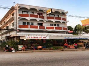 EZ House & Cafe