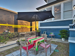 Retro-style Studio in Historic Downtown Home!