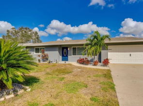 Bradenton Paradise: Pool, Patio & Putting Green!