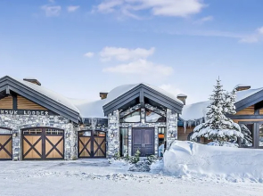 Inuksuk Lodge 4800 sq ft of Excellence