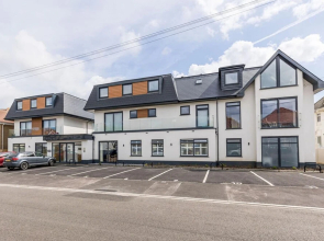Modern 2bed Flat, Parking, Close to Beach & Shops