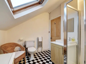 Spacious Victorian Townhouse near HCC with off street parking