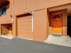 < 1 Mi to Diamond Peak: Townhome w/ Lake Views
