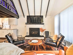 Pet-friendly Cabin w/ Hot Tub in Pocono Lake!