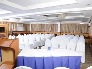 Hotel Ramada Raj Park