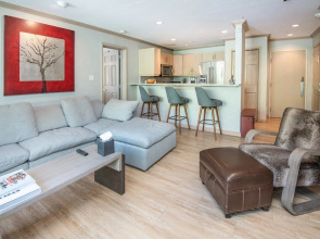 Gateway Plaza R4 2 Bedroom Condo by RedAwning