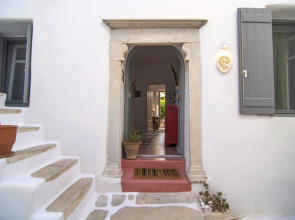 3-bed House 10 Mins Walk to the Beach in Naousa
