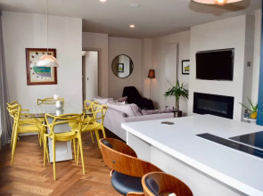 Contemporary 2 Bedroom Apartment Near Ifsc