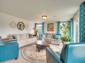 East Wenatchee Home w/ Yard & Hot Tub!