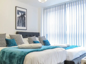 Tudors eSuites Birmingham Canalside with Gated Parking