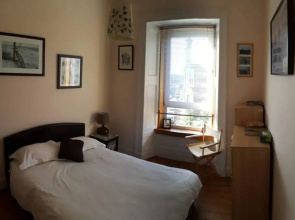 Spacious 2 Bedroom Victorian Apartment Near Leith