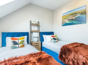 Elliot Oliver - Luxury Penthouse Apartment With Sea View