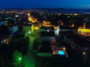 Holiday home Orange with heated pool and parking