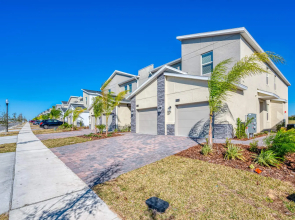 Chic and spacious Condo near Disney