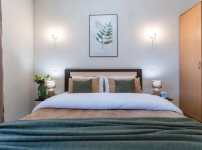 Five stars on Mira Street