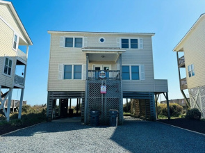 Great Place 5 Bedroom Home by RedAwning