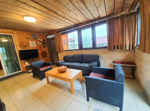 House & Yard Sesil L 90 m to beach