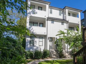 Ryman by Avantstay Centrally Located Townhouse w/ Stylish Interior & Porch Swings!