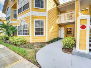 7 Mi to Disney: Condo w/ Pool & Hot Tub Access!