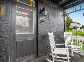 4BR Mountain-view Home - Deck, Washer & Dryer