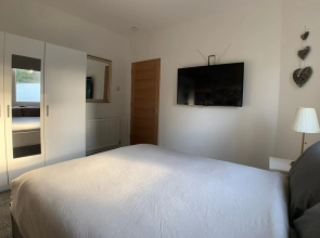 Maria- Bright and Modern City Center Apartment .