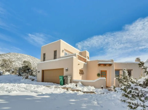 Pet-friendly Santa Fe Home w/ Balcony Near Trails!