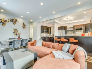 Spacious Condo w/ Deck ~ 3 Mi to Downtown Chicago!