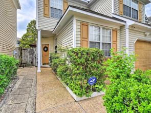 Hampton Home w/ Fireplace + Close to Beaches!