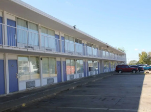 LoneStar Inn & Suites