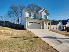 6 Mi to Downtown Atlanta: Spacious Home w/ Yard
