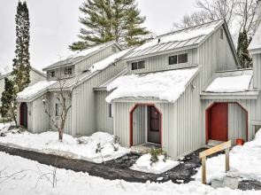 Hartford Escape w/ Fire Pit ~ 3 Mi to Ski & Golf!