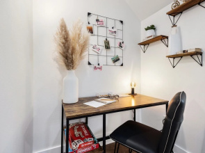 Mid-century Mod Retreat Near Old Town – Free Bikes