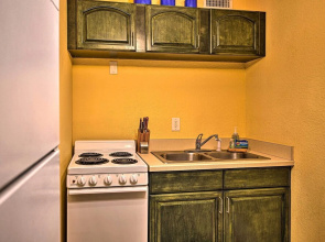 Lido Key Hideout w/ Patio & Yard + Walk to Beach!