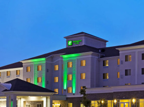 Holiday Inn & Suites Bloomington-Airport