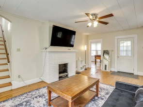 Near University Ave! Pet-friendly 3BR w/ Foosball!