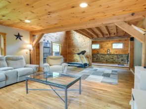 Meredith Home w/ Deck: 6 Mi to Lake Winnipesaukee!